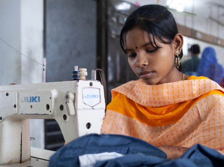 Стремиться к улучшению условий труда в текстильной промышленности