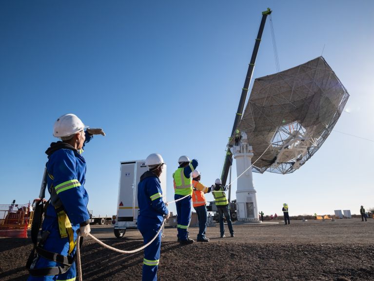 Das Radioteleskop SKA-Mid wird in der südafrikanischen Wüste aufgebaut.