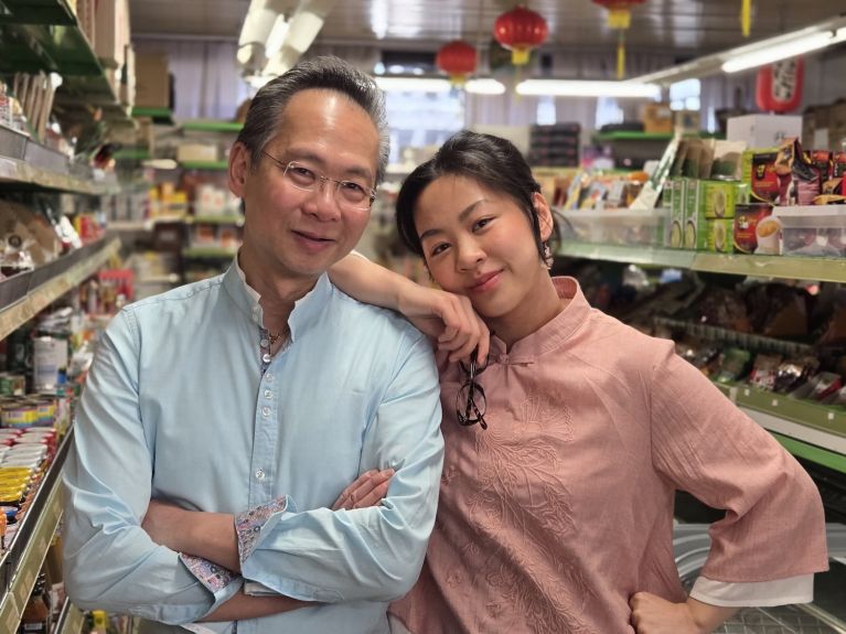 Ein Porträt von Vater Van Minh Lam mit seiner Tochter Syann. 