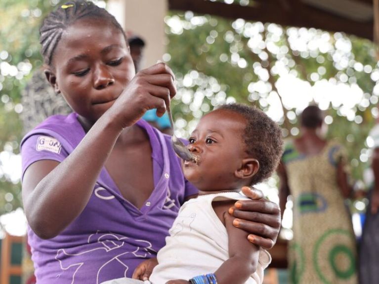 UNICEF ayrıca Sudan’daki küçük çocukların annelerini de destekliyor. 