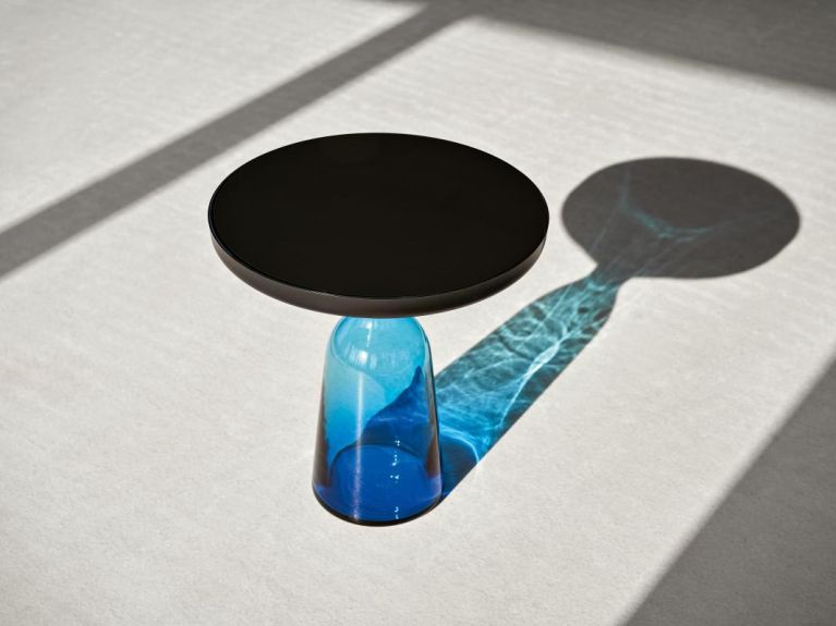塞巴斯蒂安·赫克纳于 2012 年设计的 Bell 桌，桌腿由吹制玻璃制成，桌面为金属材质。