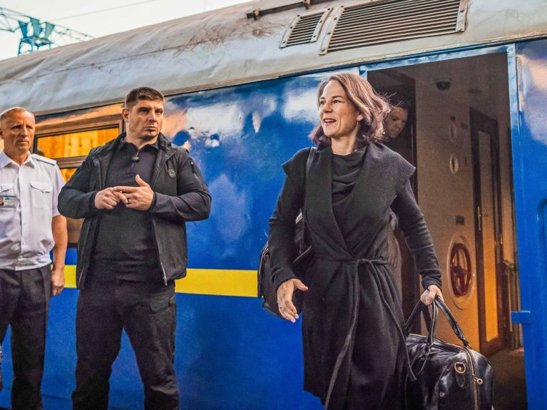 Deutschlands Außenministerin steigt in Kiew aus dem Zug