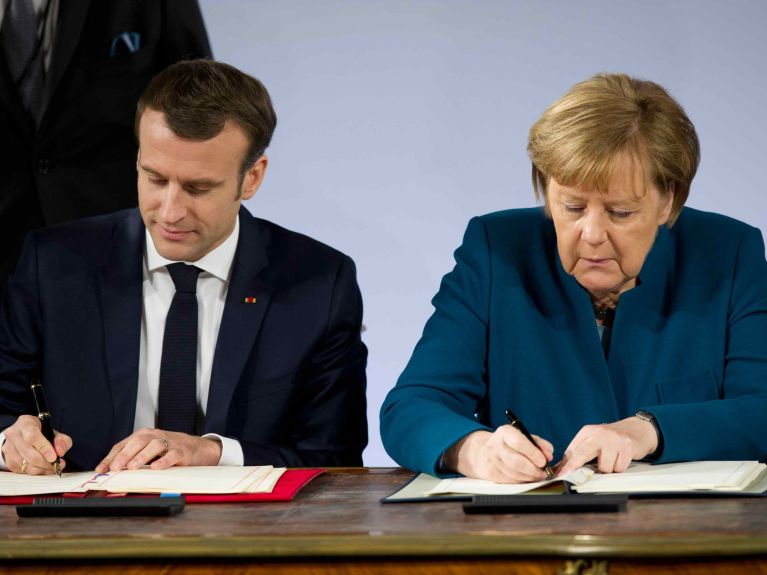 L’ex-chancelière Merkel et le président Macron signent le traité d’Aix-la-Chapelle.