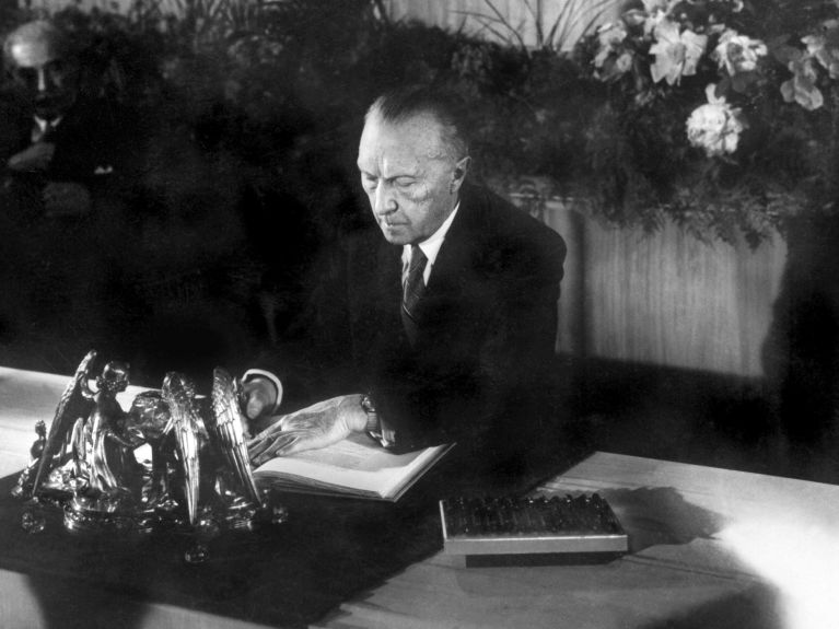 Конрад Аденауэр подписывает Основной закон в 1949 году.