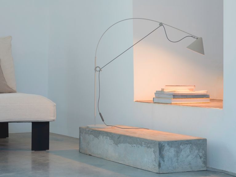 斯蒂芬·迪兹于 2020 年设计的可弯曲纤巧落地灯 Ayno。