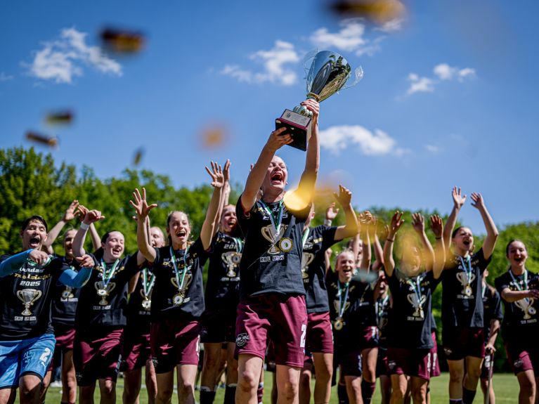Desde fútbol hasta esgrima: el deporte en los clubes genera felicidad