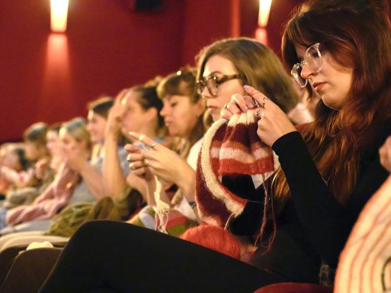 Como en la sala de estar de casa, pero con muchas personas más: tejer en el cine