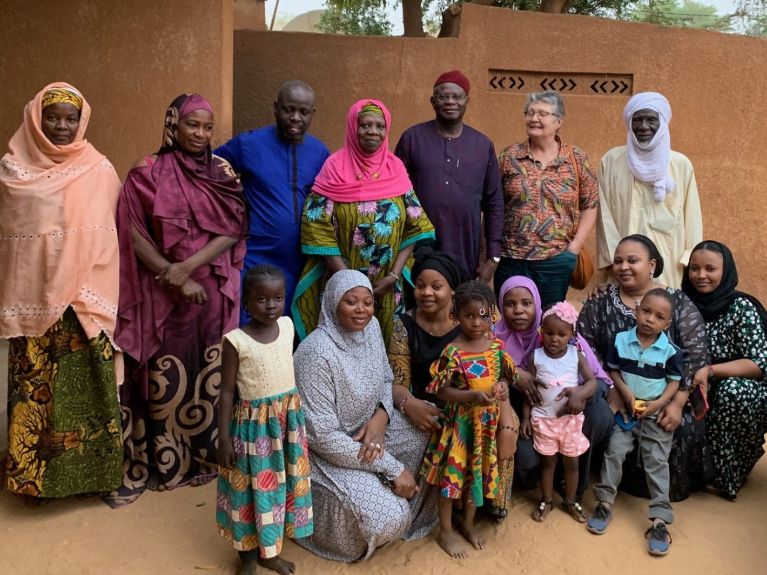 Issifi Djibey mit seiner Familie in Niger