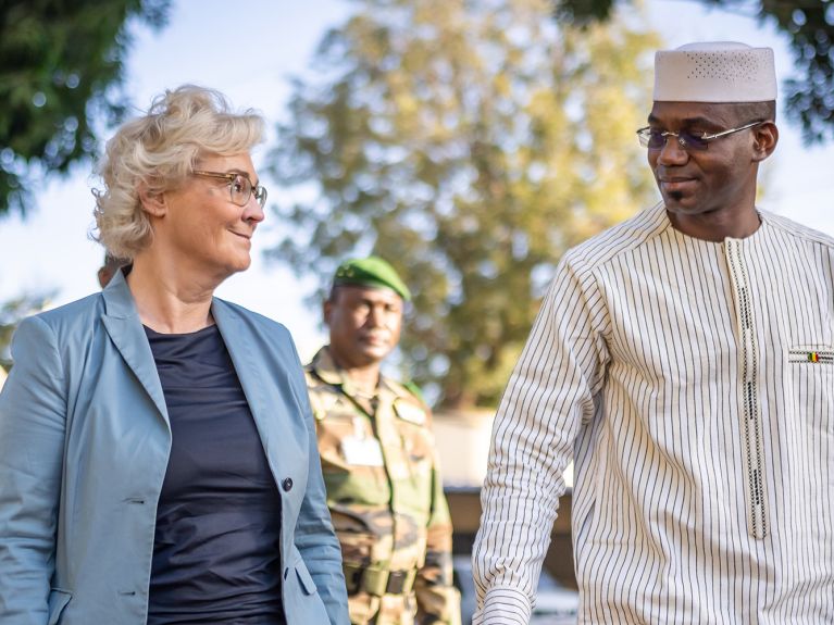 Lambrecht besucht deutsche Soldaten in Mali