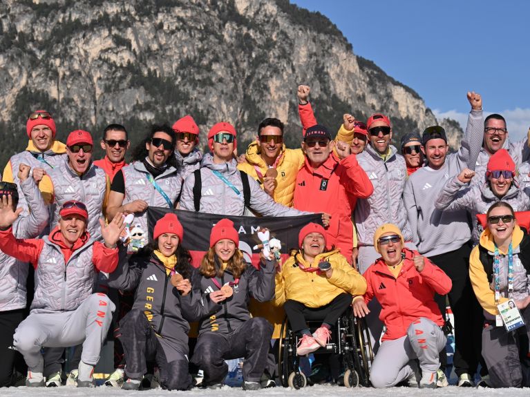 Das Team aus Deutschland jubelt mit den Medaillengewinnern bei den Paralympics.
