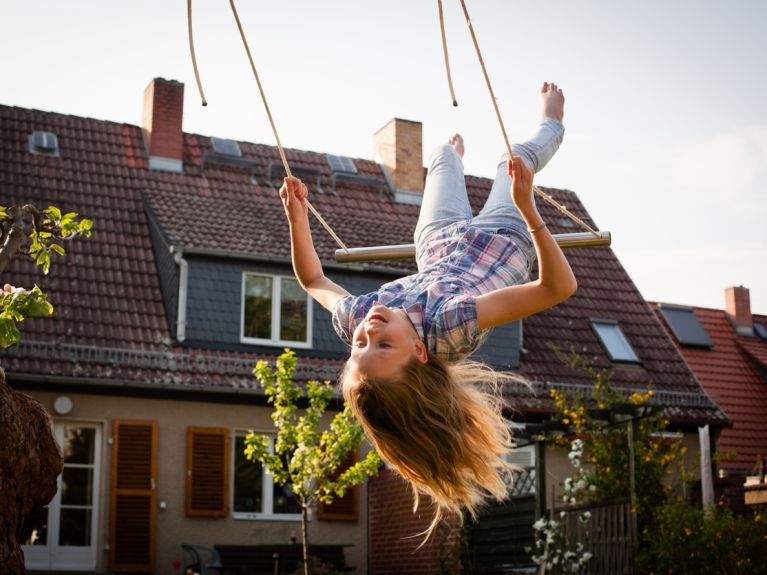 Rückansicht Von Mädchen Auf Schaukel
