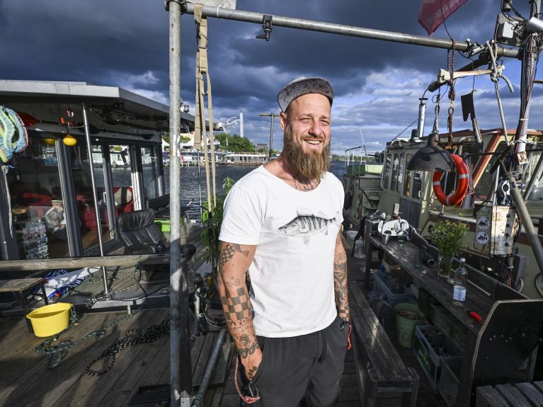 (يان إيبل) يقف في خليج روميلزبورغ على قاربه السكني 