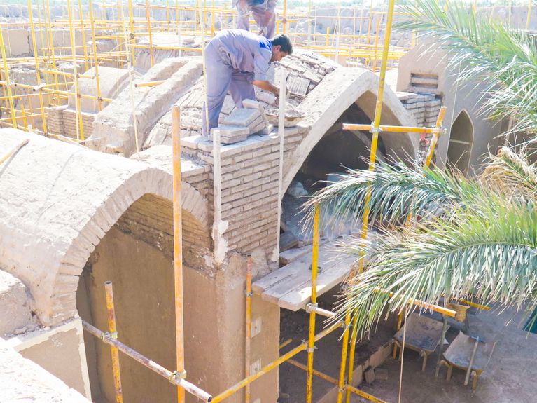 Wiederaufbau der Gewölbe des Sistani Hauses in Lehmmauerwerk