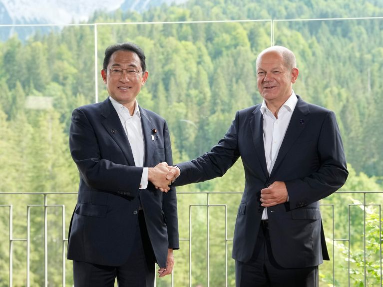 朔尔茨和岸田在 2022 年七国集团峰会上。
