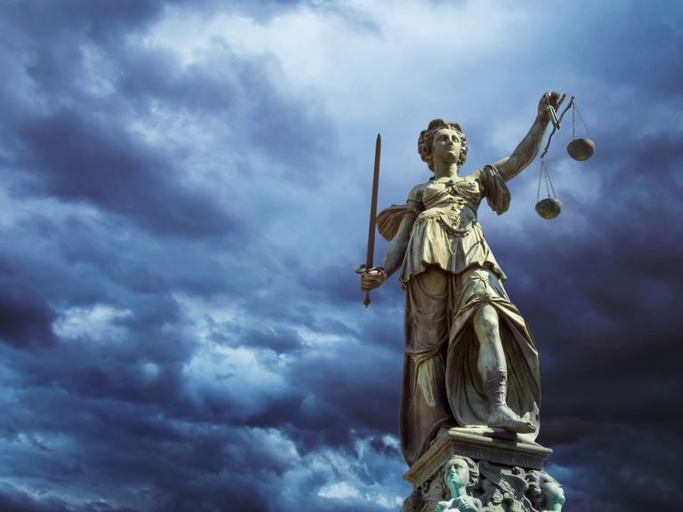xxxEine Frauenskulptur mit Augenbinde und einer Waage in der Hand