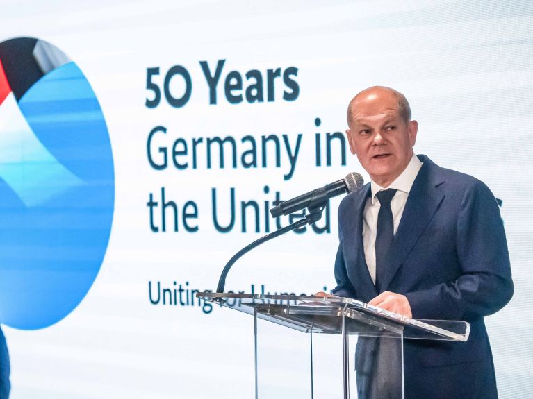 Le chancelier allemand Scholz prononce un discours lors d’une réception organisée à l'occasion du 50<sup>e</sup> anniversaire de l’adhésion de l’Allemagne à l’ONU.