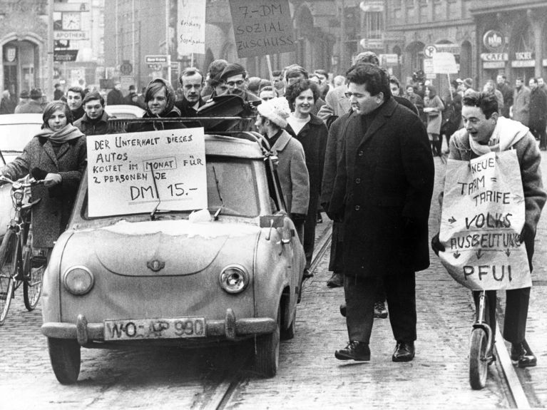 1968: Frankfurt am Main kentinde üniversitelilerin protesto eylemleri.