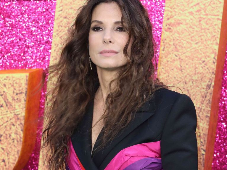 Sandra Bullock – die Tochter der deutschen Opernsängerin Helga Meyer wurde in Arlington County Va. geboren, lebte dann aber bis zu ihrem zwölften Lebensjahr in Nürnberg, ehe sie in die Staaten zurückkehrte. Sandra Bullock – die Tochter der deutschen Opernsängerin Helga Meyer wurde in Arlington County Va. geboren, lebte dann aber bis zu ihrem zwölften Lebensjahr in Nürnberg, ehe sie in die Staaten zurückkehrte.