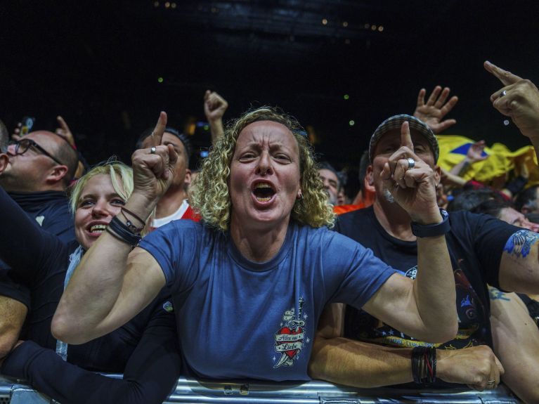 Eine Frau bei einem Konzert 