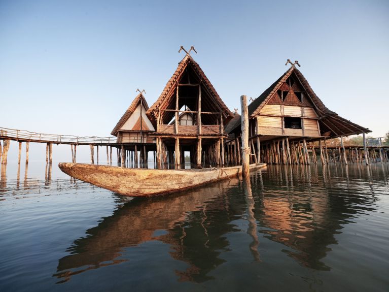 Holzhäuser auf Pfählen im Wasser 