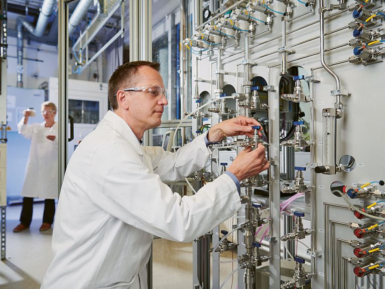 Chez Fraunhofer, des spécialistes cherchent des substances de filtrage pour purifier l’air.