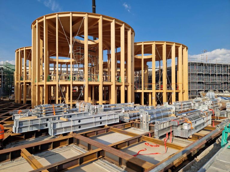 The foundation of the German Pavilion is structured in the same way as that of a half-timbered house, using wooden cylinders. 