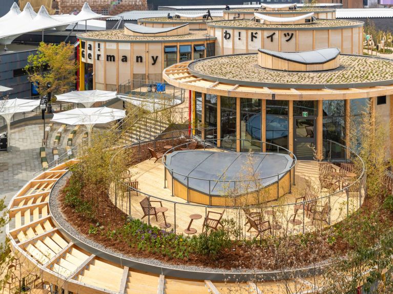 Alles ist rund, sogar der deutsche Pavillon selbst. Alles ist rund, sogar der deutsche Pavillon selbst.