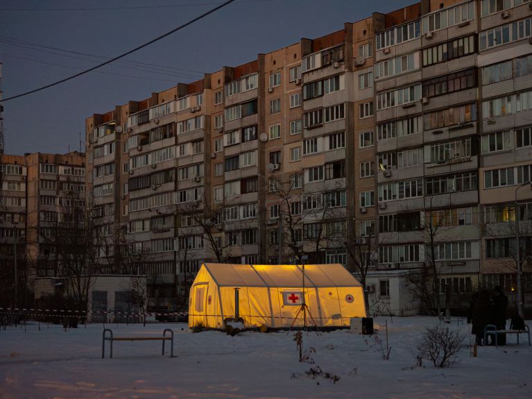 Following a power outage, a heated tent in a Ukrainian residential area offers some protection against the cold. 