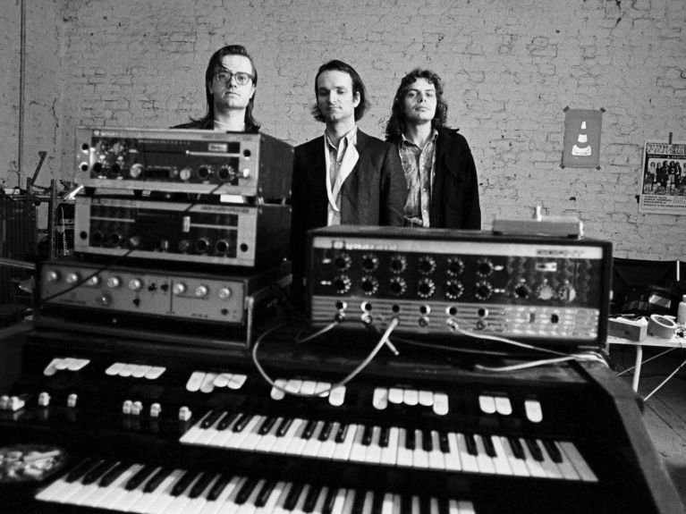 Kraftwerk-Mitglieder Ralf Hütter, Florian Schneider und Emil Schult 1973 in ihrem Studio in Düsseldorf