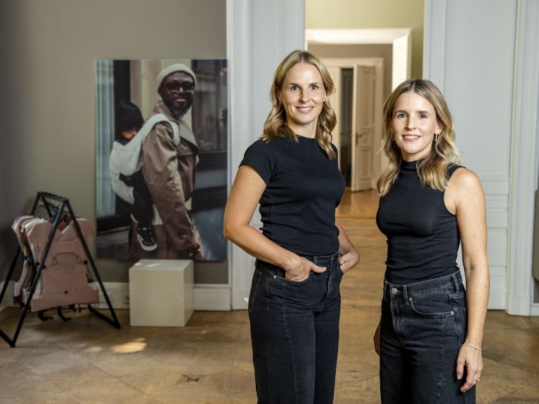 Flybaby: Die Schwestern Elisabeth und Gesine Hillmann fertigen Babytragen mit 3D-Strickmaschinen. 