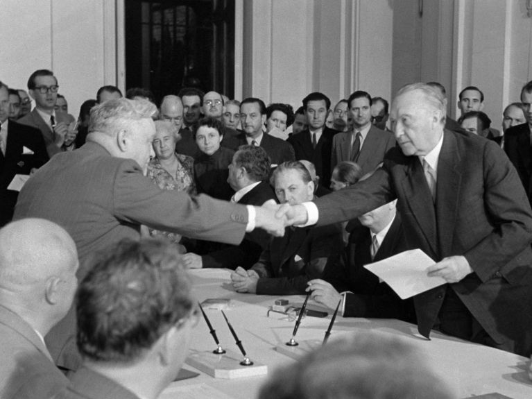 Москва, 13 сентября 1955 года: Аденауэр и председатель Совета министров СССР Николай Булганин (слева) договариваются об освобождении тысяч военнопленных из советского плена. 