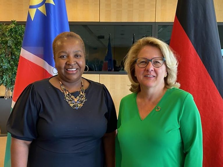 La ministre allemande de la Coopération économique et du Développement Svenja Schulze, avec la négociatrice namibienne Wilhencia Uiras