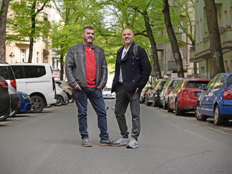Dory Manor und Moshe Sakal stehen auf einer Straße in Berlin.