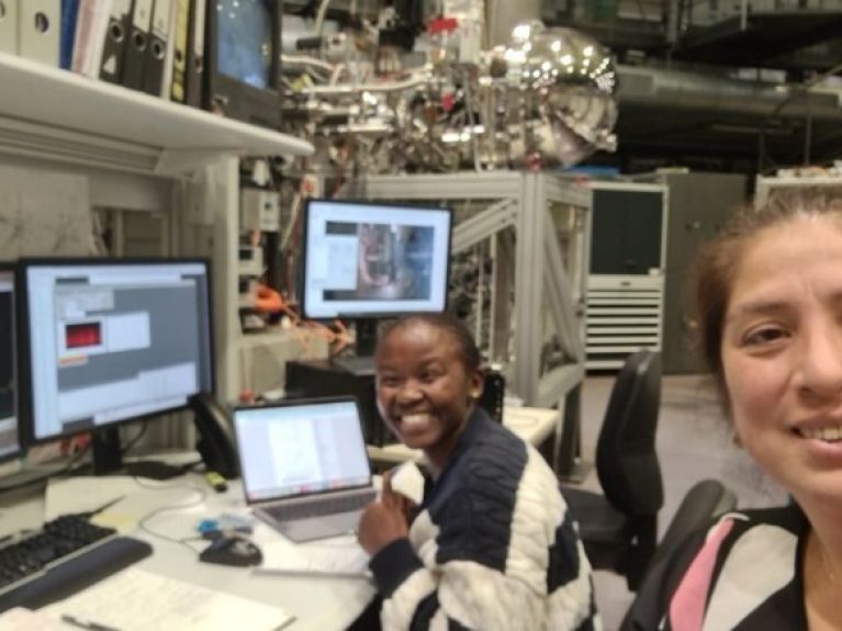 Catalina Elena Jiménez (à droite) avec une collègue au centre d’accélérateur de particules BESSY II
