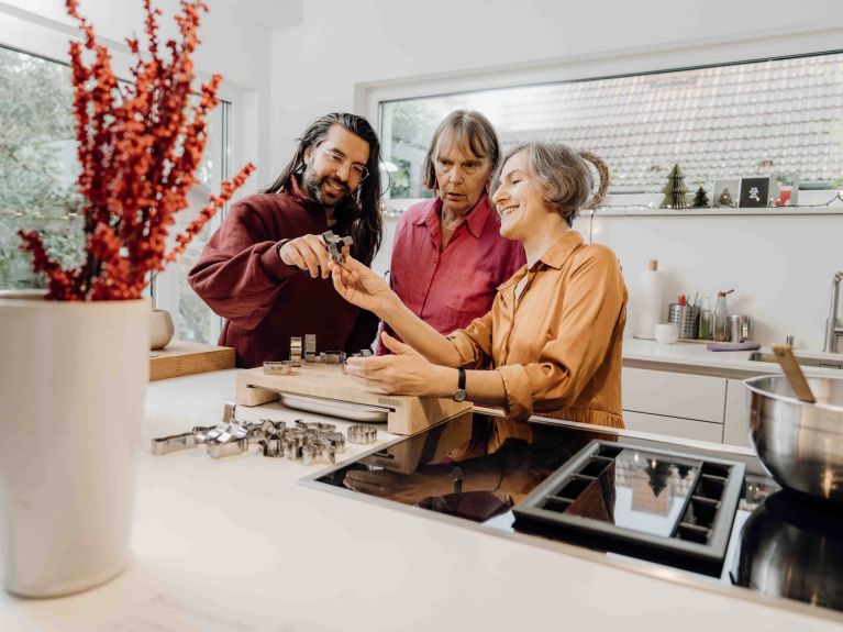 Baking Christmas cookies is no fun on your own? Perhaps some of the neighbours would like to come and bake with you. 