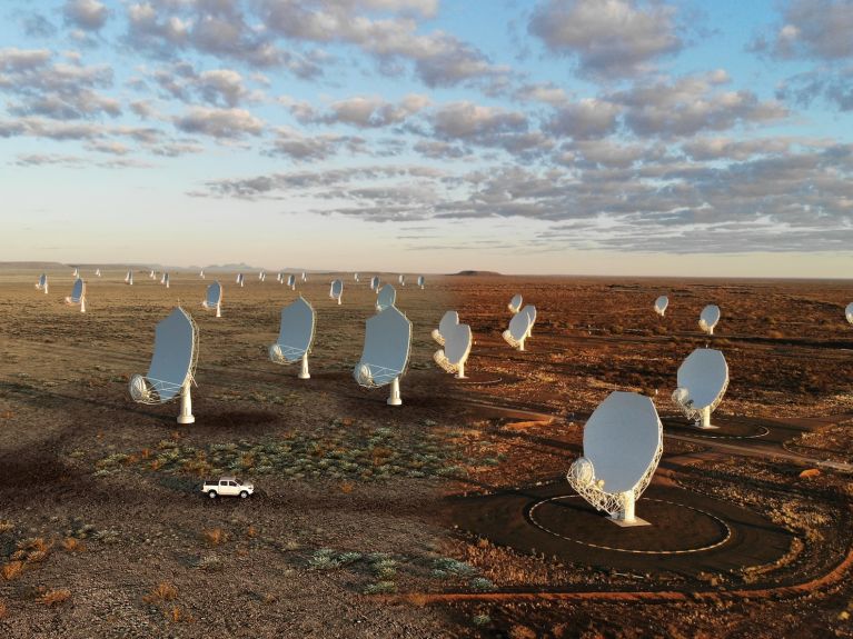 Montage des zukünftigen SKA-Mid in Südafrika