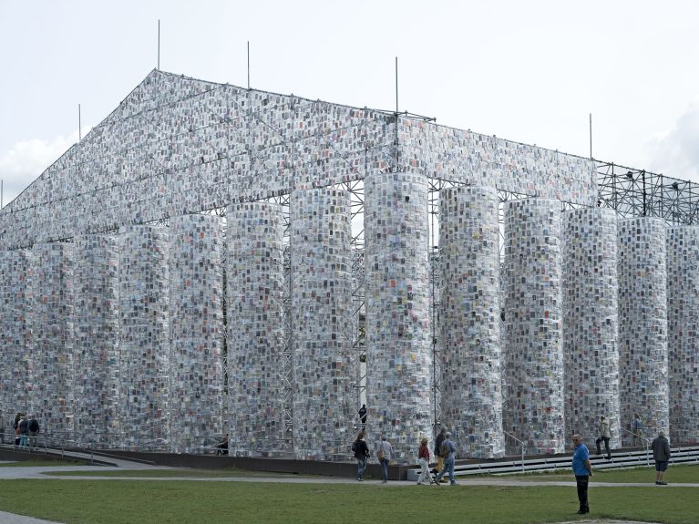 Rétrospective de l'année 2017 : Documenta 14: le « Parthénon des livres » de Marta Munujin.