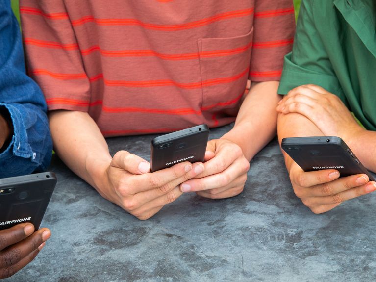 Fairphone will eine umweltfreundliche und soziale Alternative zu anderen Anbietern sein. Fairphone will eine umweltfreundliche und soziale Alternative zu anderen Anbietern sein.