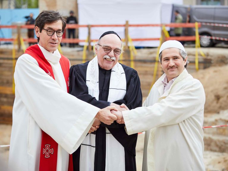 El pastor Hohberg, el rabino Nachama y el imán Sanci (de izquierda a derecha) en la colocación de la primera piedra en 2021