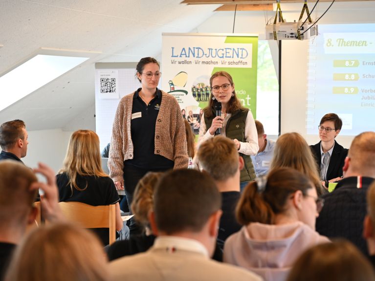 Marthe Vellguth speaks at a seminar