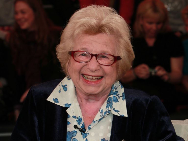 Ruth Westheimer – die legendäre Sexualtherapeutin Dr. Ruth erblickte bei Würzburg das Licht der Welt. Ihre Familie brachte sie aus Frankfurt vor den Nazis in der Schweiz in Sicherheit, ihre Eltern wurden ermordet. Sie kämpfte mit der Haganah für Israels Unabhängigkeit und wanderte für ihr Studium in die USA aus. Ruth Westheimer – die legendäre Sexualtherapeutin Dr. Ruth erblickte bei Würzburg das Licht der Welt. Ihre Familie brachte sie aus Frankfurt vor den Nazis in der Schweiz in Sicherheit, ihre Eltern wurden ermordet. Sie kämpfte mit der Haganah für Israels Unabhängigkeit und wanderte für ihr Studium in die USA aus.
