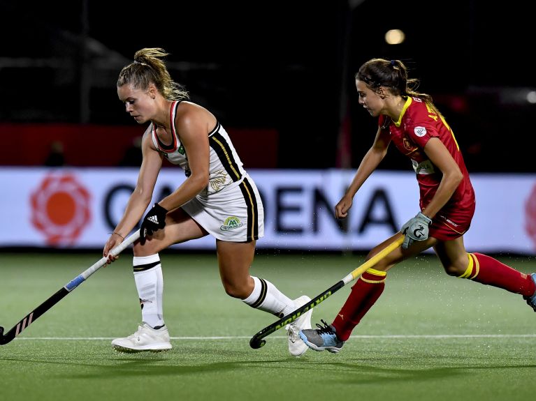 Lena Micheel (izq.) durante el partido contra España en el Campeonato Europeo de Hockey sobre Césped 2019