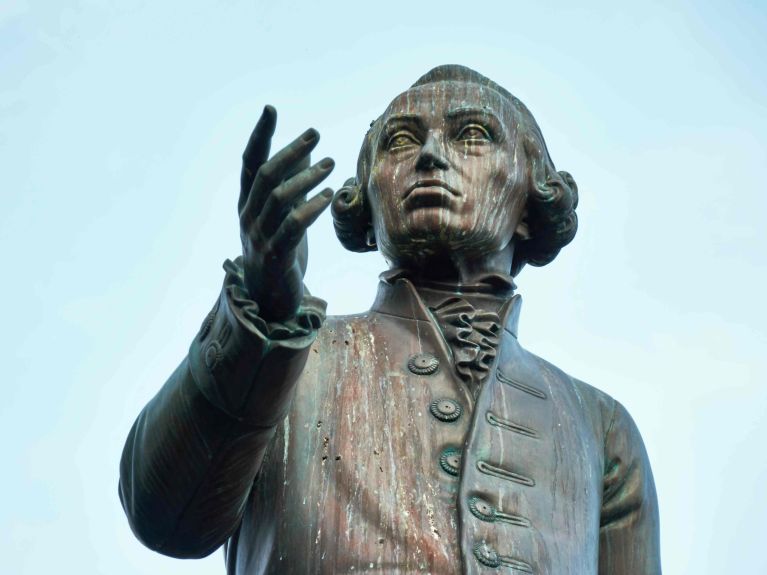 Estatua de Immanuel Kant frente a la Universidad de Kaliningrado