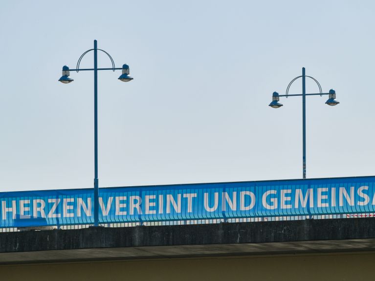 Deutsch-Polnische Freundschaft in Zeiten der Corona-Krise 2020: „Im Herzen vereint und gemeinsam“ steht auf dem Transparent der Brücke zwischen Slubice (Polen) und Frankfurt (Oder).