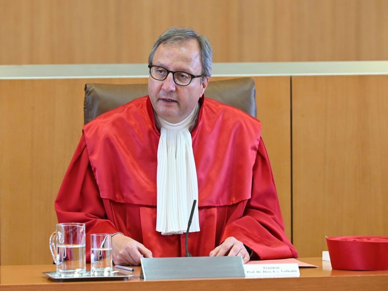 Andreas Voßkuhle verkündet ein Urteil des Verfassungsgerichts.