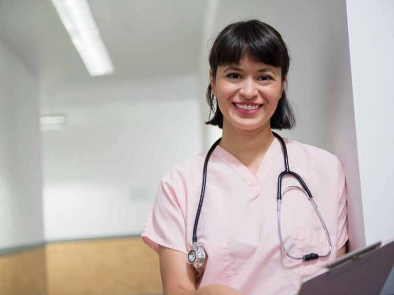 Se buscan profesionales en los campos de la enfermería y la medicina, entre otros.