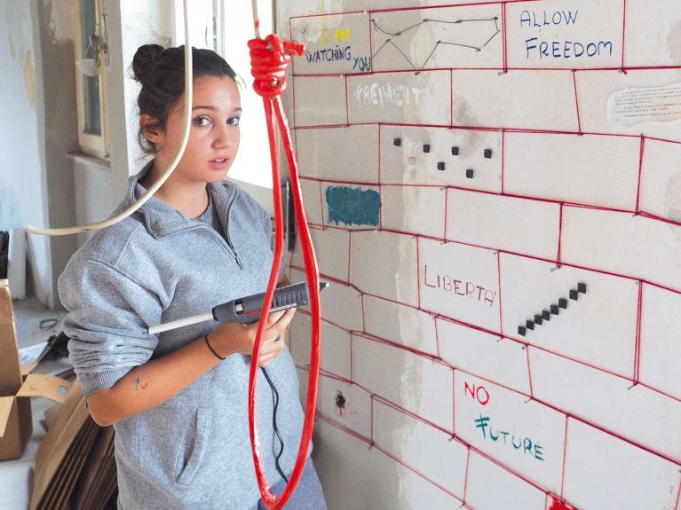 Photos d’un projet de commémoration antérieur prises par des étudiants de Roman Kroke. 