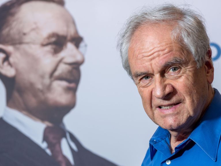 Frido Mann vor einem Bild seines Großvaters Thomas Mann