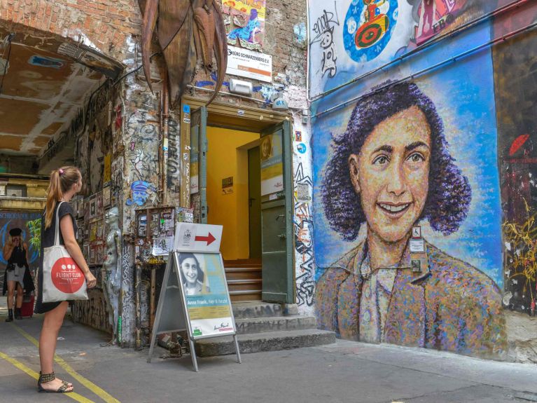 The Anne Frank Zentrum in Berlin also works with schools. The Anne Frank Zentrum in Berlin also works with schools.