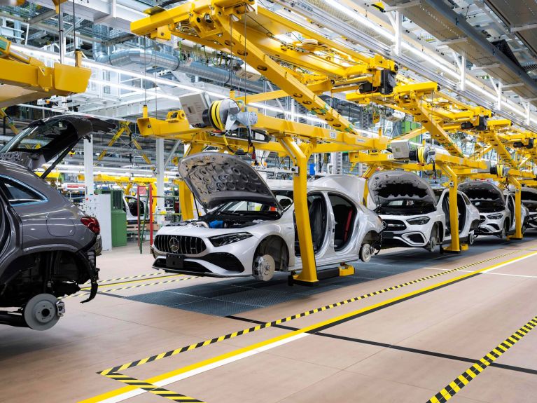 Alemania es conocida en todo el mundo por su potente industria automovilística. Alemania es conocida en todo el mundo por su potente industria automovilística.